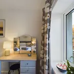 Woodmans Is Centrally Located In The Market Town Of Penrith, Only 15 Minutes From Ullswater Пенрит